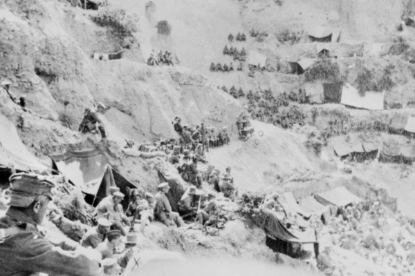 Members of the 4th Brigade attending a church service in Reserve Gully, Gallipoli being conducted by Chaplain Gillison of the 14th Battalion, 6 August 1915. AWM A03808.