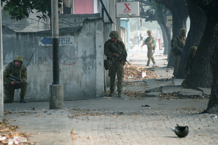 Unidentified members of 3RAR patrol the streets of Dili, East Timor, 24 September 1999. Courtesy of Defence Images. 