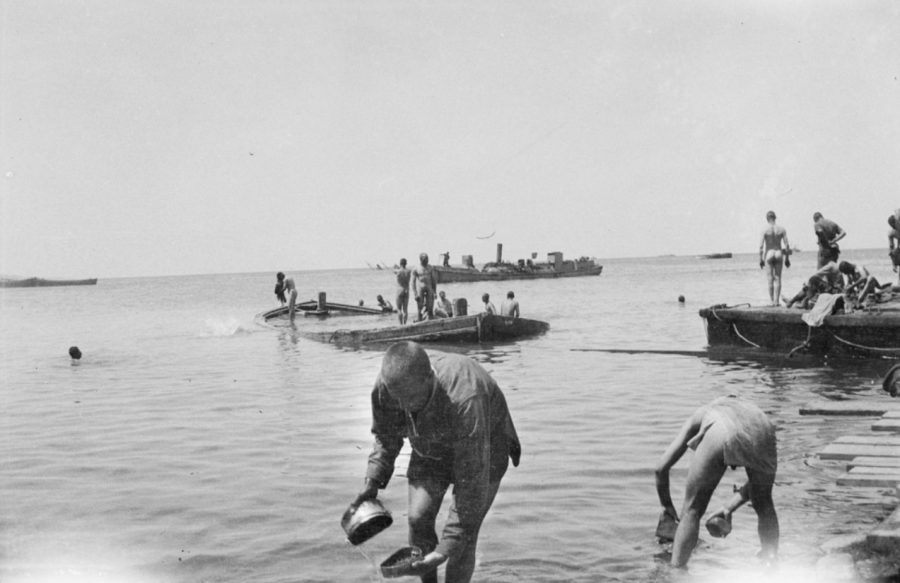 At the beach, Gallipoli, c. July 1915. (Anzac Memorial Collection INT00136_17)