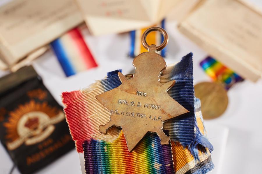 Perry’s 1914-1915 Star (reverse). This medal was inscribed with his original service number and the rank of sapper, before he transferred to the AFC and was given a new rank in 1917. Anzac Memorial Collection 2020.13. Photography by Rob Tuckwell Photography. 