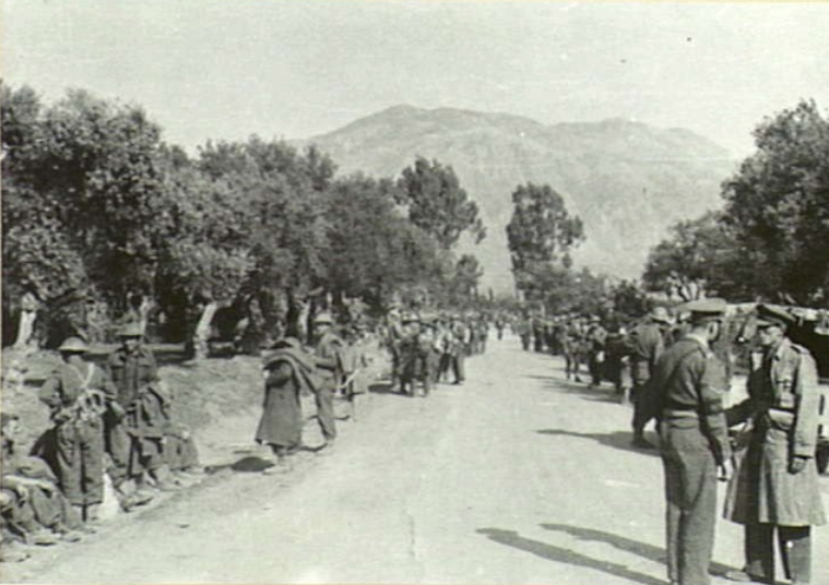 Australian troops on the roadside during the withdrawal of British, Australian and New Zealand troops from the area, Kalamata Area, Greece, 26 April 1941. AWM 069883