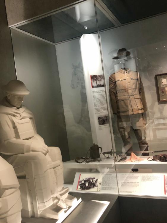 A showcase displaying a First World War uniform