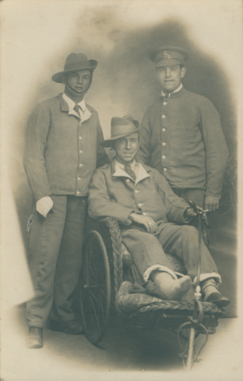Smith (left) in his hospital uniform with two wounded mates, England, c. 1916. Notice the bandage on his right hand. (Anzac Memorial Collection 2020.30.37)