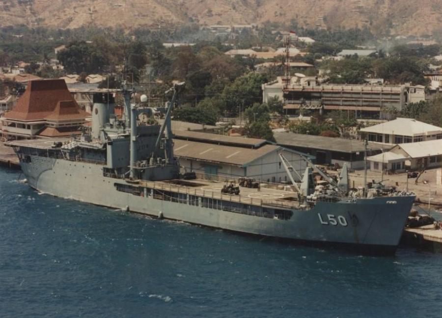 HMAS ‘Tobruk’ (II) alongside the Dili Wharf, East Timor, 1999. Courtesy of Navy Images. 