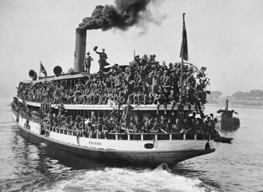 Prior to embarkation of the 1st Battalion AN&MEF, the ferry steamer Kulgoa, loaded with troops, leaves Fort Macquarie, Sydney for Cockatoo Island. AWM H19497.