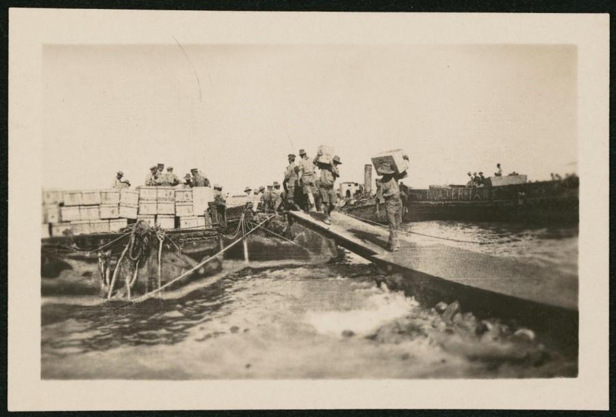 Landing stores on the beach, June 1915, Anzac Memorial Collection.