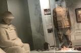 A showcase displaying a First World War uniform